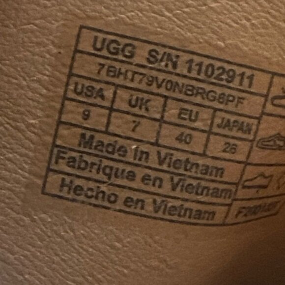 UGG Kari Metallic Sandal - Picture 9 of 9